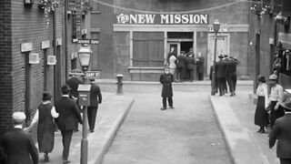 Charlie Chaplin - Easy Street - 1917